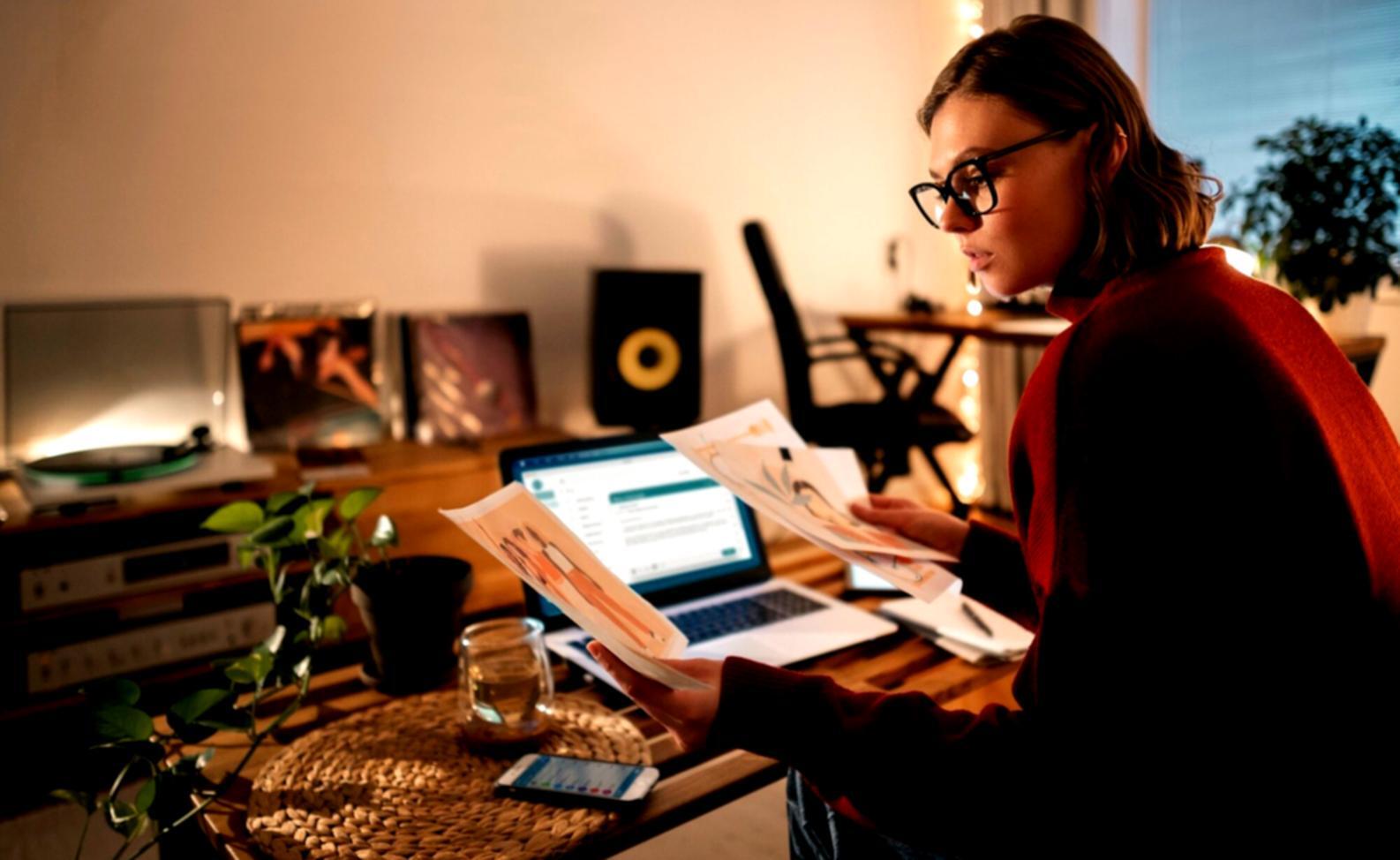 Analyse de documents financiers lors d'une réunion de partenariat