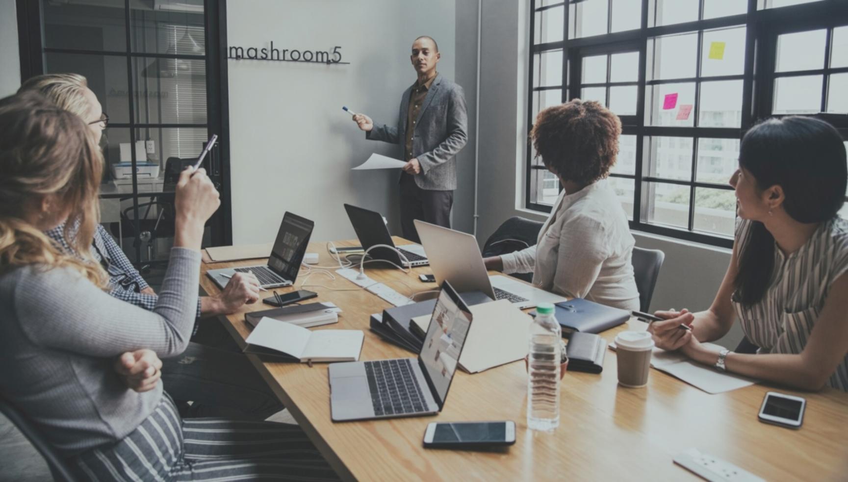 Équipe voryntheora en session de consultation financière collaborative